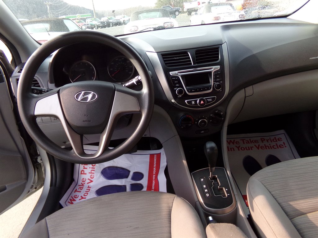 2016 Hyundai Accent SE photo 2
