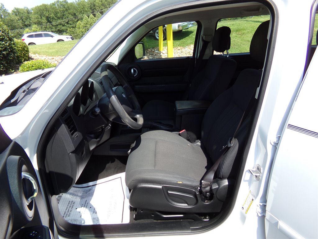 2011 Dodge Nitro SE photo 6