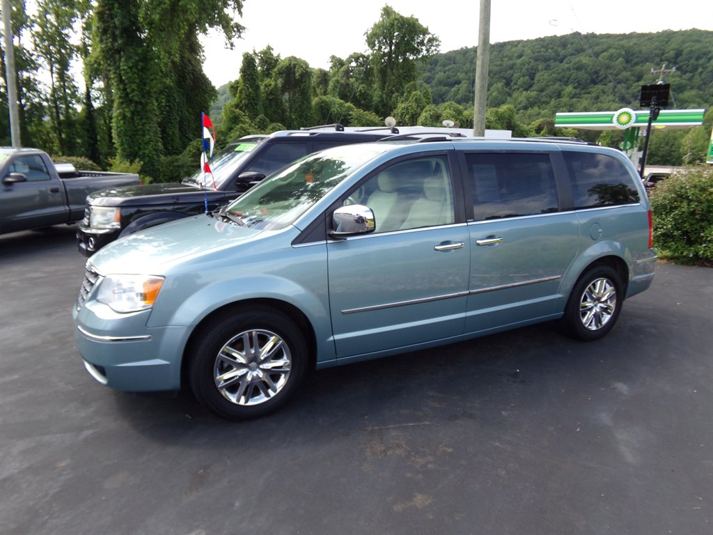 2010 Chrysler Town & Country Limited's photo
