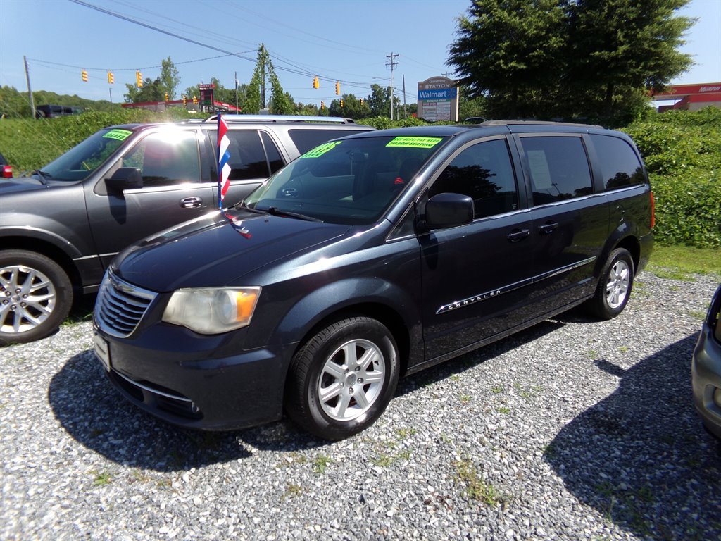 2013 Chrysler Town & Country Touring's photo